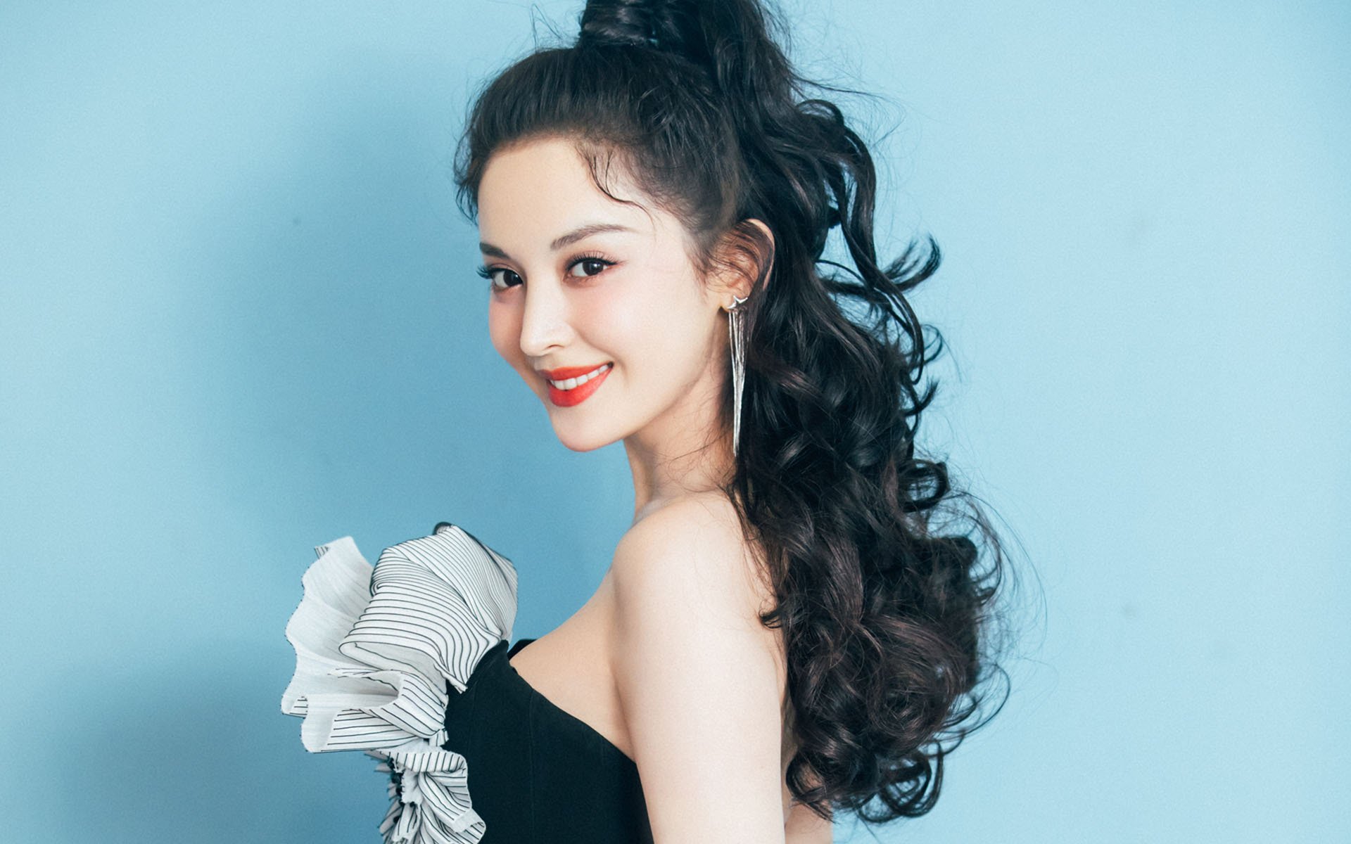 林丹受邀参与校园羽毛球公益课,林丹羽毛球精彩视频